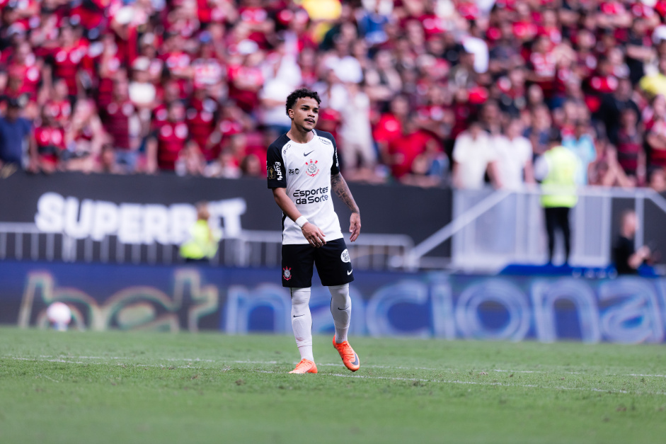 Kaio César estreia com assistência e título no Corinthians