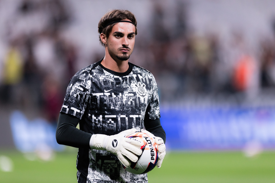 Goleiro emprestado pelo Corinthians v temporada nos Emirados rabes terminar sem ser utilizado