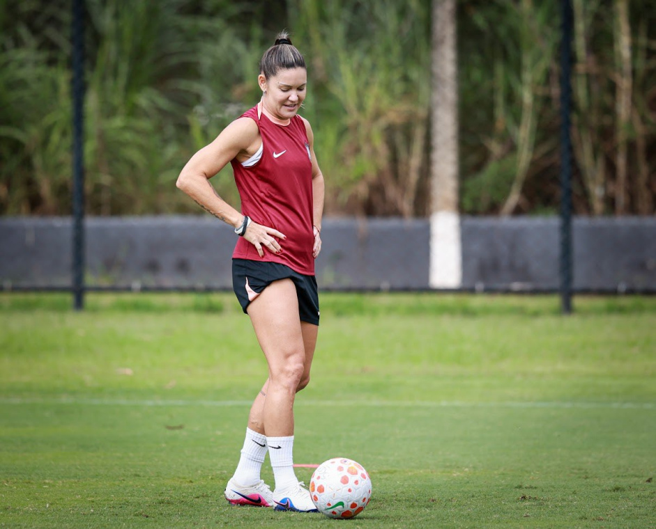 Gabi Zanotti comenta sobre condio do gramado do Nilton Santos Gabi Zanotti comenta sobre condio do gramado do Nilton Santos