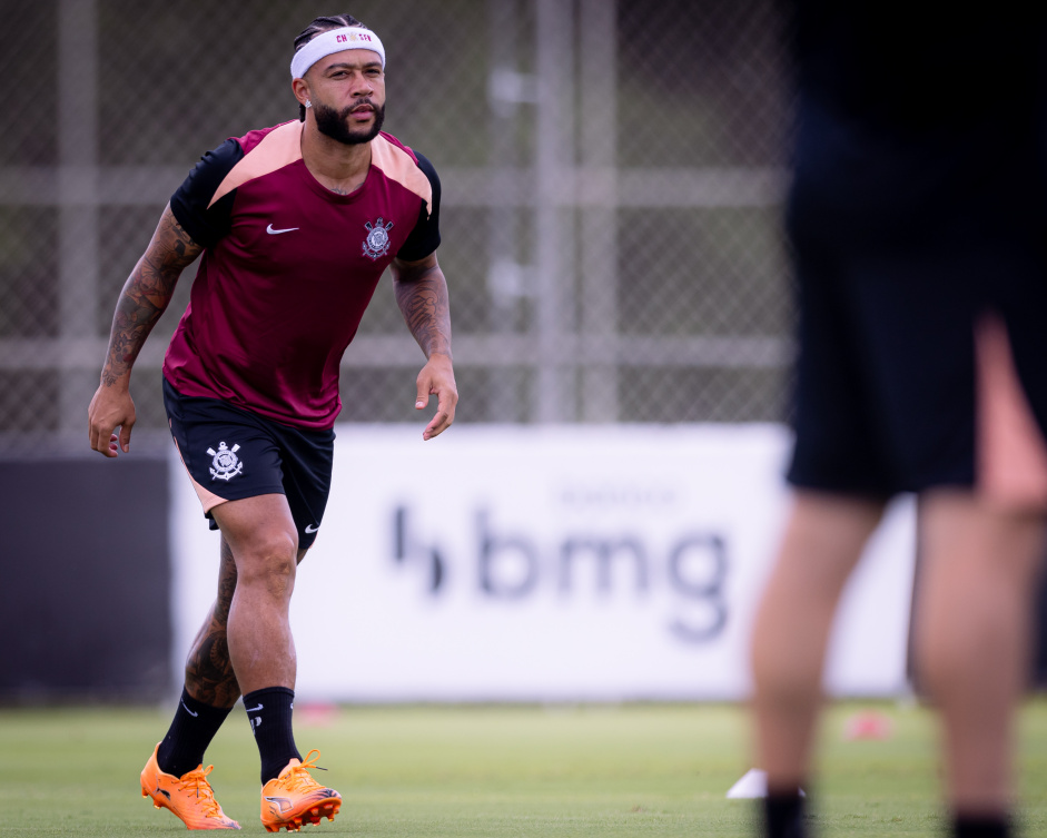 Memphis Depay registra tratamento de leso nas redes sociais e promete: ‘Volto em breve’