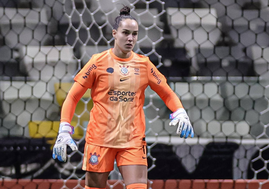 Goleira do Corinthians aponta dificuldades causadas pelo gramado em vitria sobre Juventude