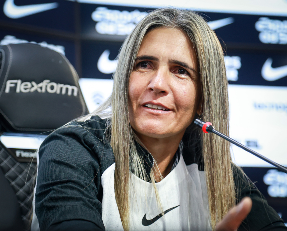 Treinadora do Corinthians volta a comandar vitria depois de quase um ano