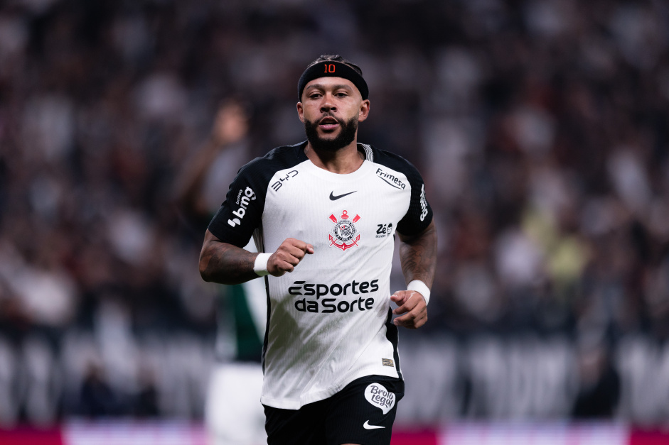 Em reunião com a Gaviões, Memphis Depay revela erros médicos e confirma desejo de ficar no Corinthians