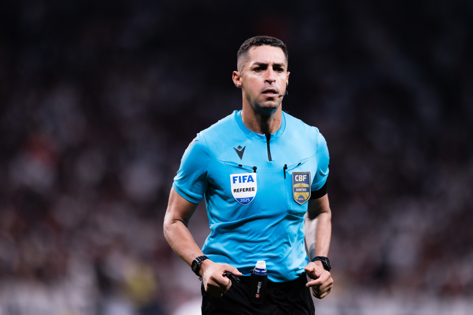 CBF revela áudio do VAR em lance de expulsão de jogador do Flamengo contra o Corinthians