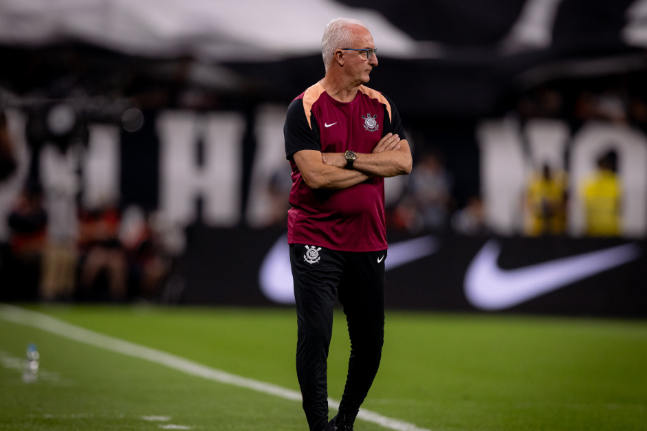 Dorival analisa dificuldades do Corinthians no setor ofensivo e em desempenho como mandante