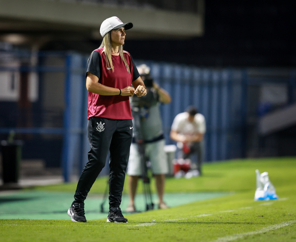 Zagueira do Corinthians rebate rumores e nega desgaste de Emily Lima com o elenco
