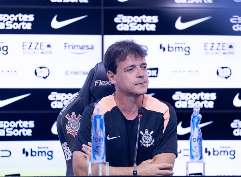 Diniz nega priorizar torneios no Corinthians e projeta primeiros jogos no comando da equipe
