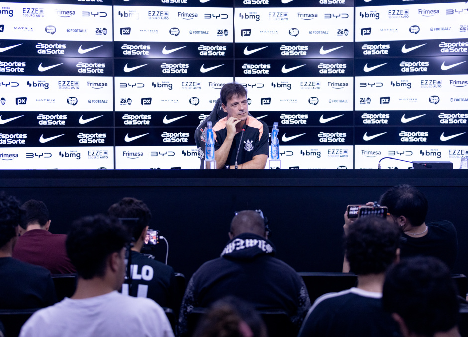 Fernando Diniz minimiza cobranas no CT e d ‘receita’ para acalmar torcida do Corinthians