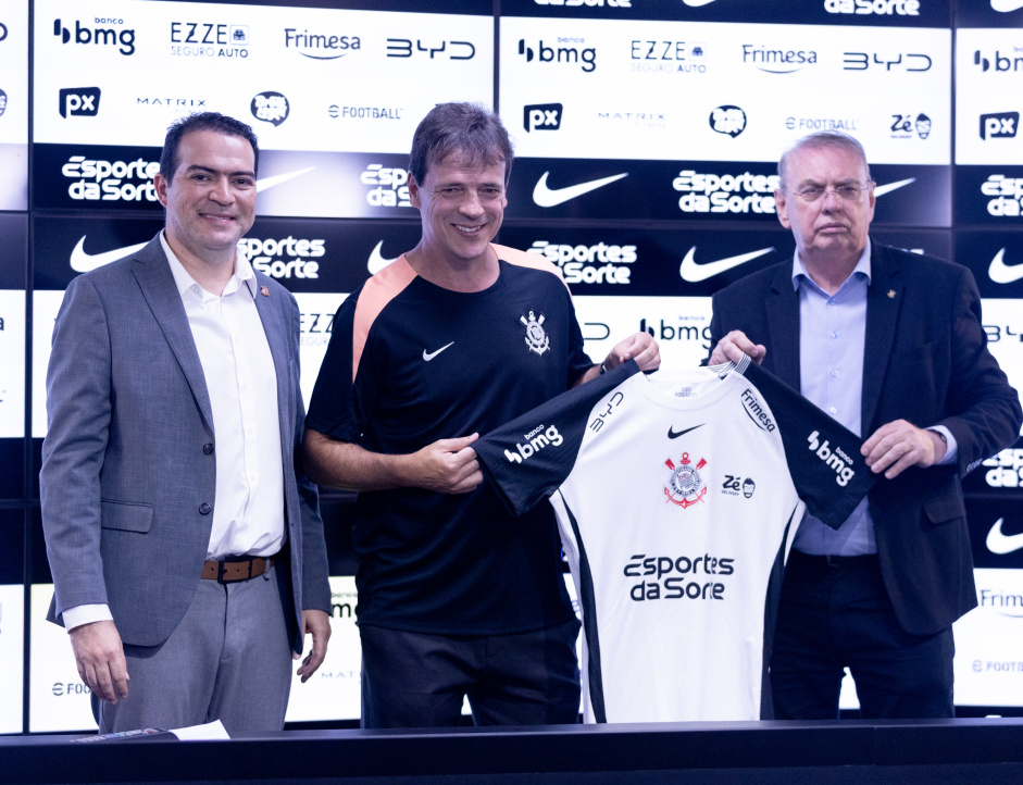 Diniz ressalta importncia de Marcelo Paz na negociao para acerto com o Corinthians Diniz ressalta importncia de Marcelo Paz na negociao para acerto com o Corinthians