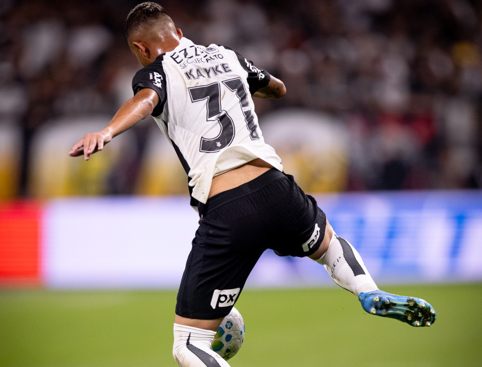 Kayke deixa o campo contra o Barra aps sofrer leso no joelho