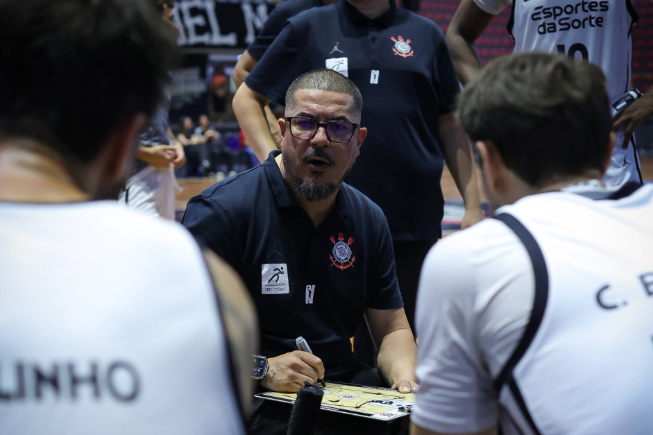 Tcnico do Corinthians elogia postura no segundo jogo e exalta torcida na semifinal do NBB
