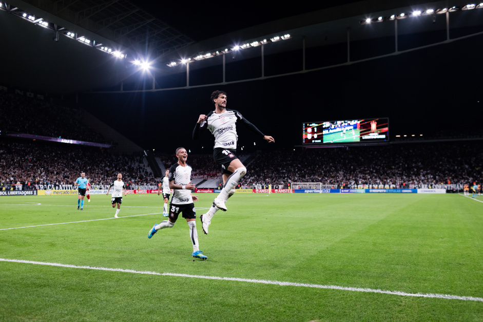Zagueiro do Corinthians brilha em vitria sobre Santa Fe com bons nmeros ofensivos e defensivos