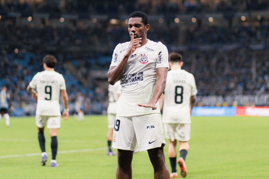 Corinthians volta a vencer de virada aps mais de um ano
